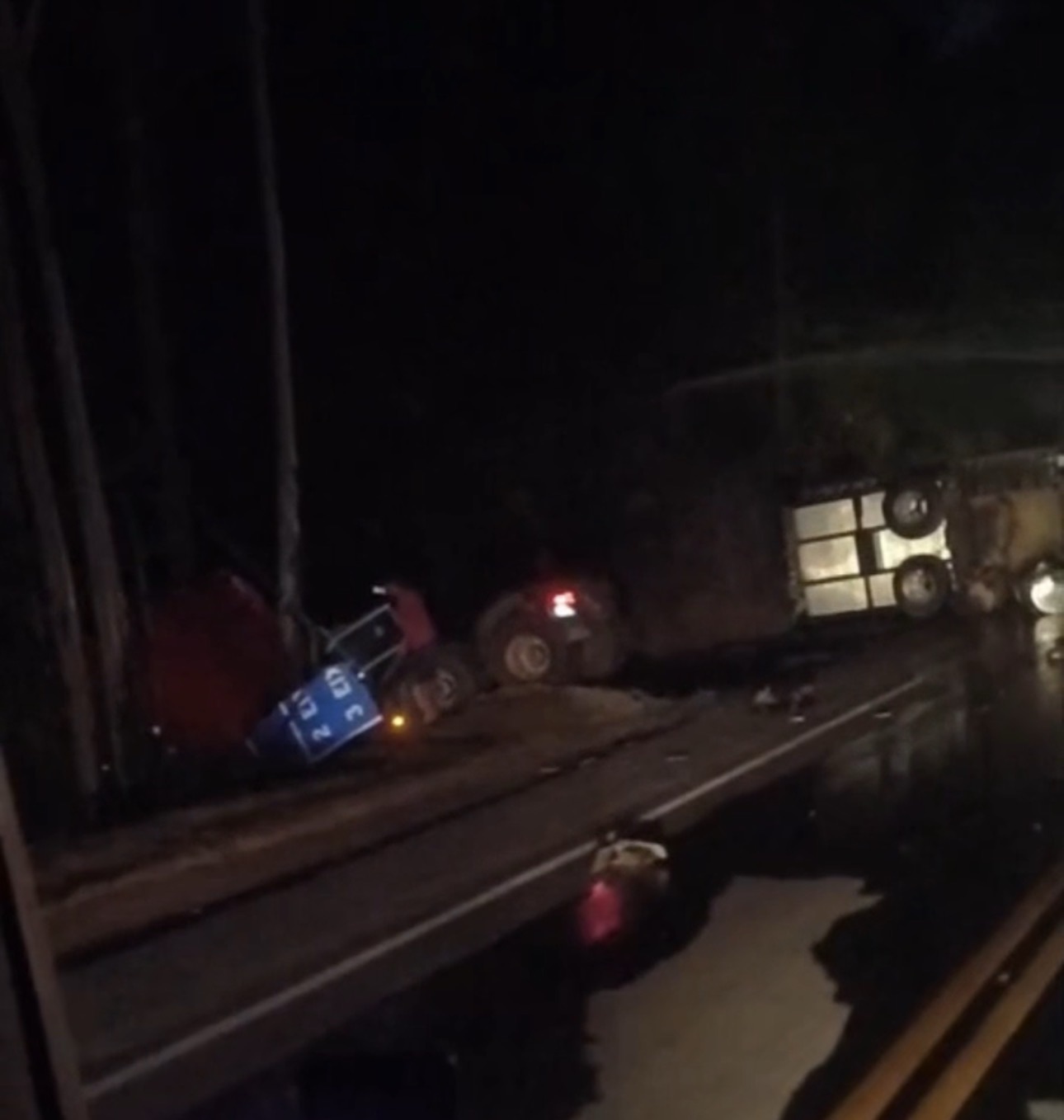 Mais um caminhão de boi tomba na BR-381, em João Monlevade