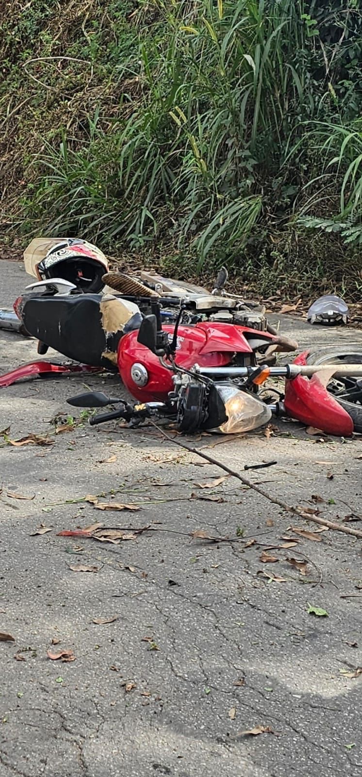 Motociclista sem habilitação foge de blitz, bate em poste e acaba detido em João Monlevade
