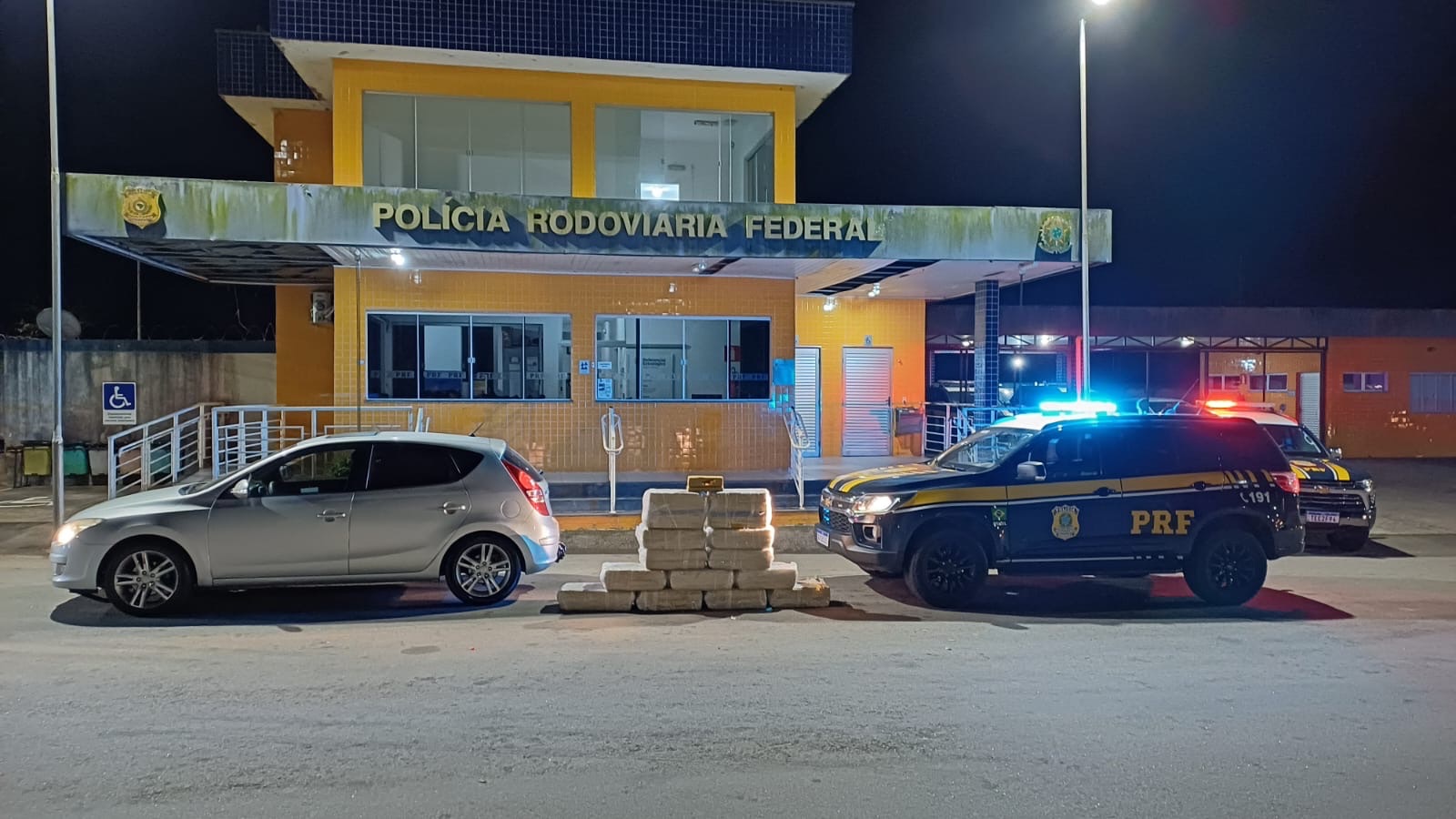 PRF apreende cerca de 300 kg de maconha e prende casal na BR-381, em João Monlevade (MG)Veículo seguia de Belo Horizonte (MG) para Governador Valadares (MG); os presos são moradores da capital mineira