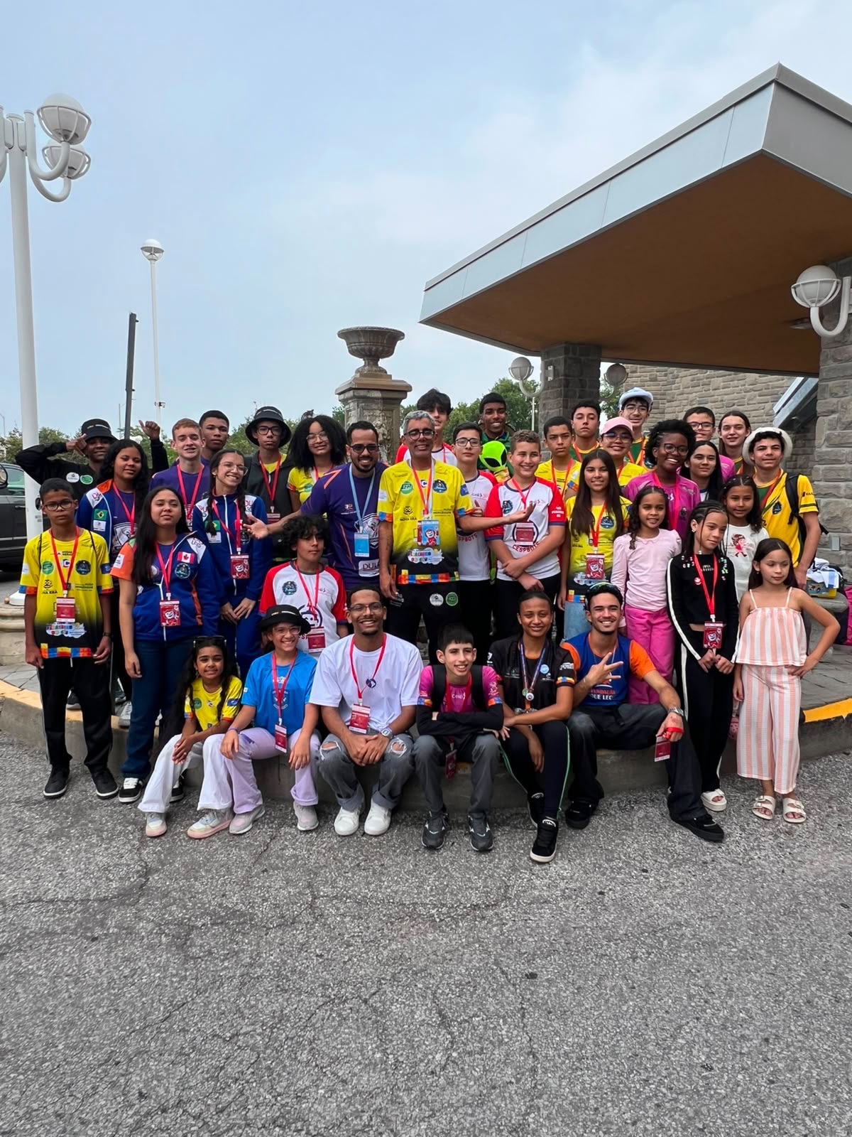 Estudantes do projeto ‘Na Mochila’ fazem história no Canadá e conquistam títulos mundiais no FIRA RoboWorld Cup 2026Fundado em 2020, o projeto é uma ação social que leva educação tecnológica e metodologia STEAM para estudantes do Médio Piracicaba.Chegou ao fim a FIRA RoboWorld Cup 2026, o campeonato mundial de robótica sediado na cidade de Markham, região metropolitana de Toronto, no Canadá, realizada entre os dias 17 e 21 de julho. A delegação do projeto “Na Mochila”, que levou mais de 40 crianças e jovens estudantes para disputar o torneio internacional, encerrou sua participação brilhando entre os mais de mil participantes de diversos países, trazendo 18 certificados de premiação na bagagem, além de troféus de destaque.