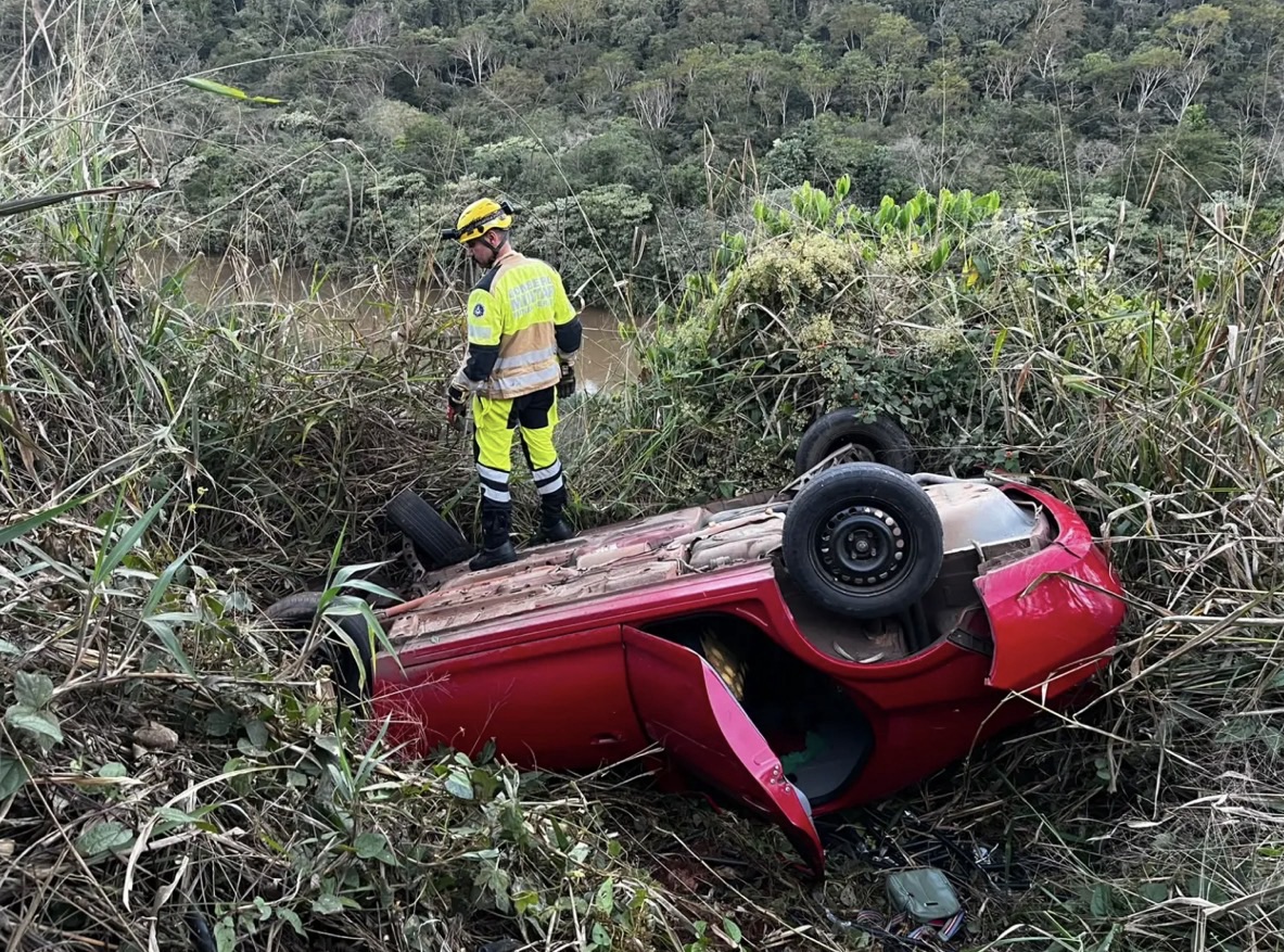 CAPOTAMENTO EM RIBANCEIRA NO BAIRRO JACUÍ EM JOÃO MONLEVADE