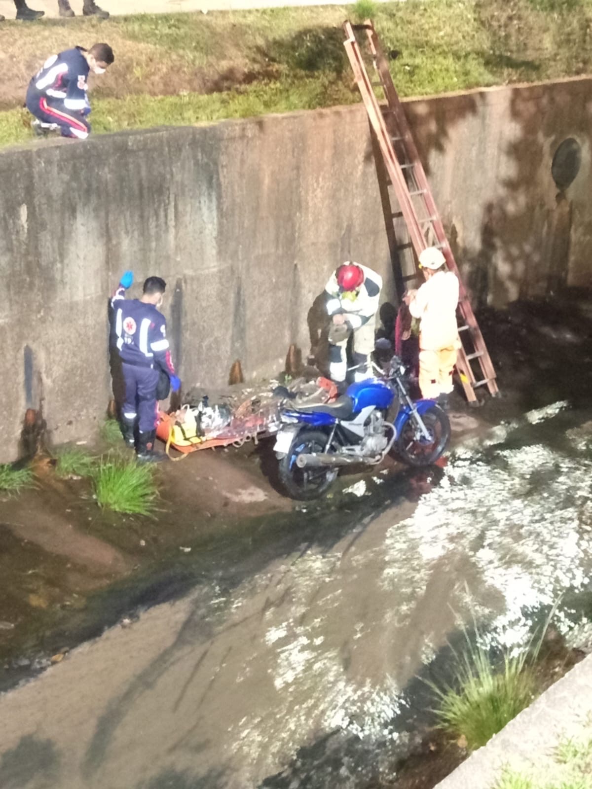 Um homem de 39 anos ficou ferido após perder o controle da motocicleta e cair dentro de um canal na avenida Li Guerra, no bairro Praia, em Itabira. O acidente aconteceu na noite desta quinta-feira (3).