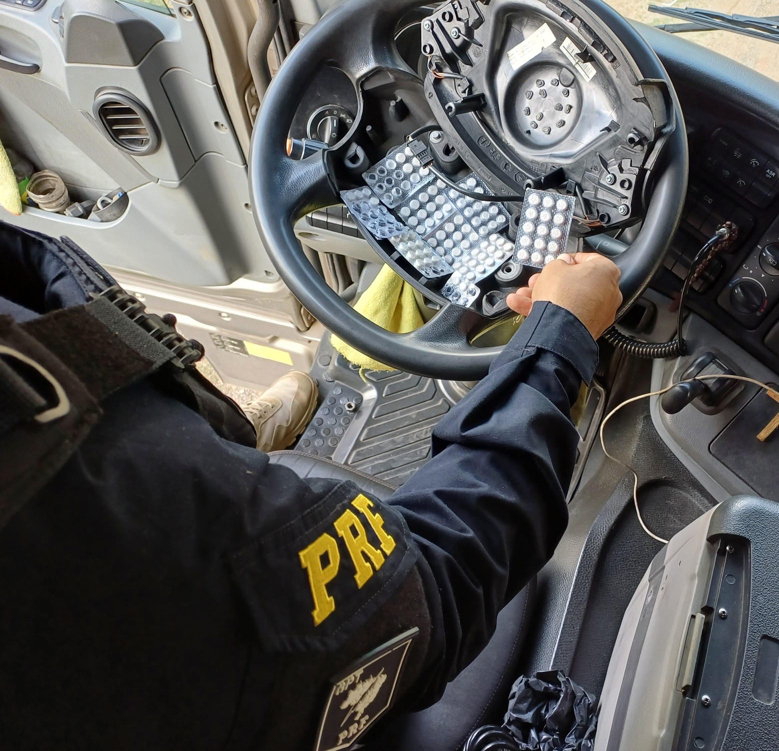 PRF apreende 98 comprimidos de “rebite” escondidos no volante de caminhão na BR-381, em João Monlevade (MG)Motorista descumpria a Lei do Descanso