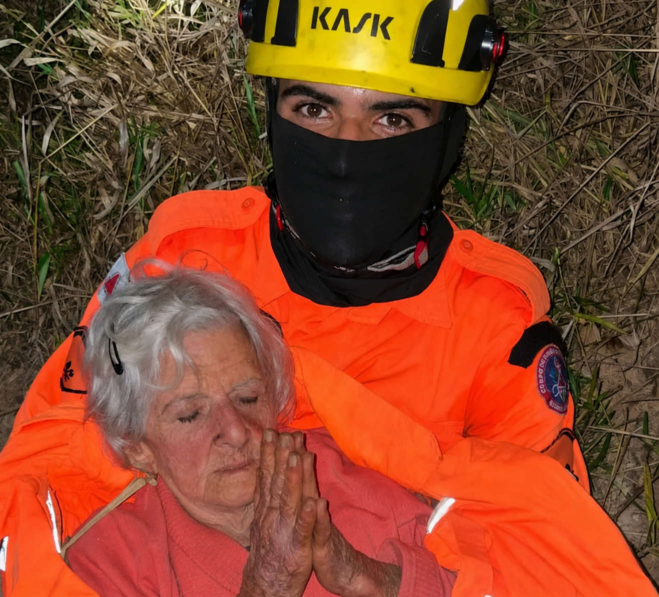 O Corpo de Bombeiros Militar de Minas Gerais (CBMMG) encontrou, na noite desta segunda-feira (17), uma idosa de 95 anos que estava desaparecida em uma área de mata às margens da BR-381, em Caeté, na Região Metropolitana de Belo Horizonte.