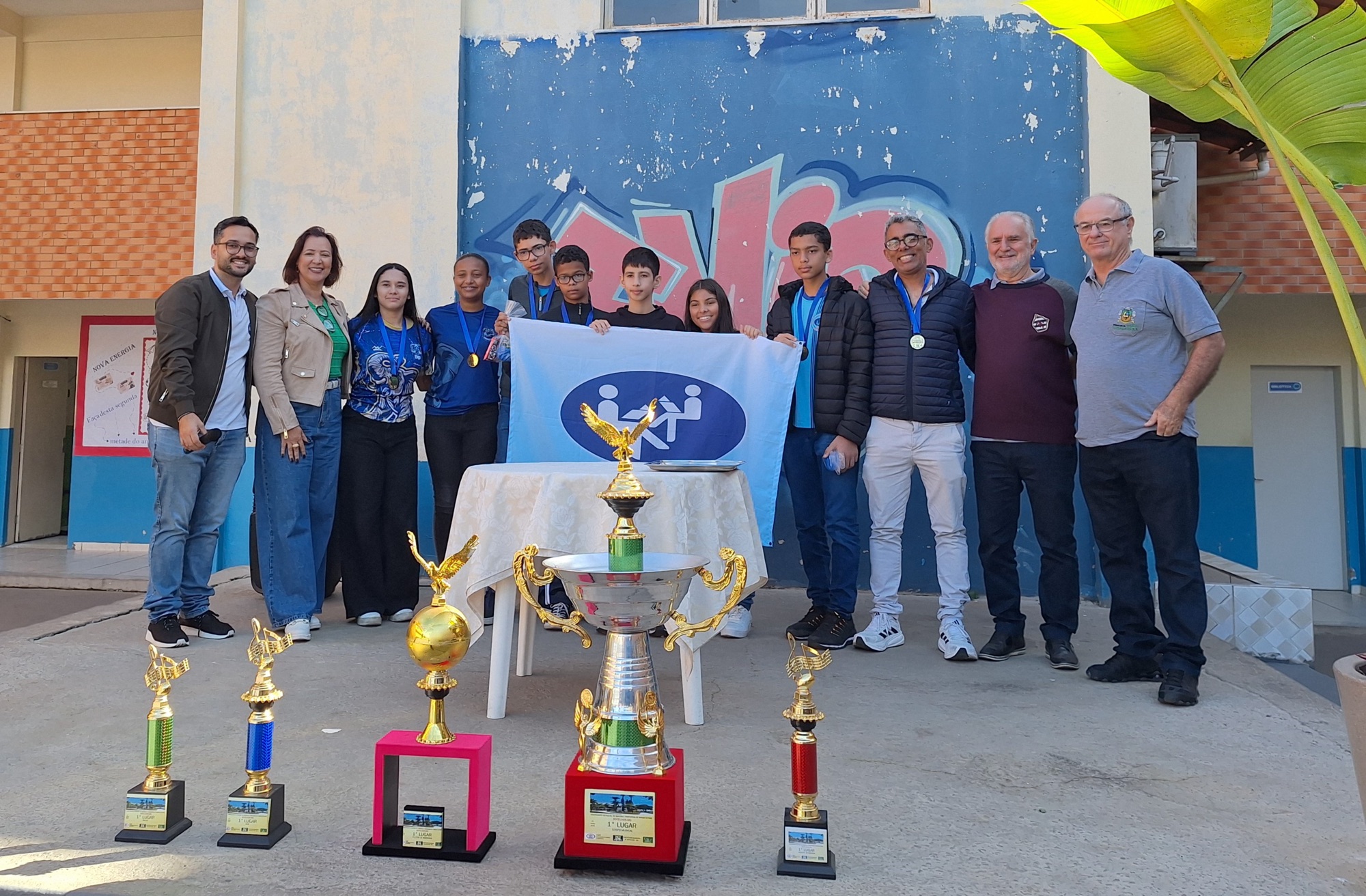 Emip celebra volta às aulas com homenagem a alunos campeões mundiais no CanadáInício do segundo semestre na Escola Municipal Governador Israel Pinheiro contou com a comemoração dos títulos conquistados na FIRA RoboWorld Cup 2026.A comunidade da Escola Municipal Governador Israel Pinheiro (Emip) viveu uma manhã de celebração nesta segunda-feira (3). O retorno das aulas do segundo semestre foi marcado por uma recepção calorosa em homenagem aos estudantes que conquistaram o pódio na FIRA RoboWorld Cup 2026, realizada entre 17 e 21 de julho em Markham, região metropolitana de Toronto, no Canadá.