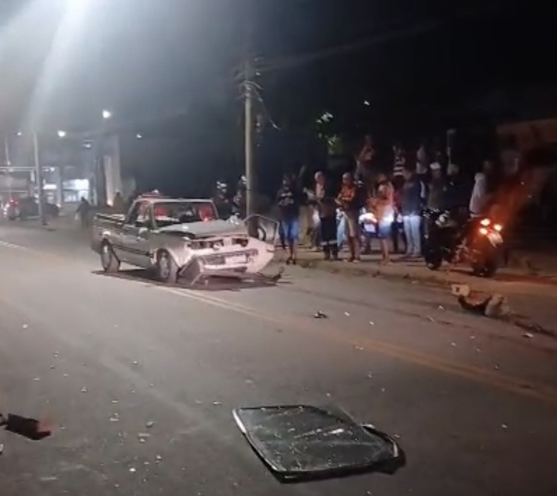 Um homem ficou gravemente ferido após o veículo Volkswagen Saveiro que conduzia atingir um ônibus da empresa Transfigueiredo, que estava estacionado na Rua Deputado Jorge Ferraz, no bairro Fênix, em Itabira. O acidente aconteceu na noite desta segunda-feira (17), por volta das 20h30.
