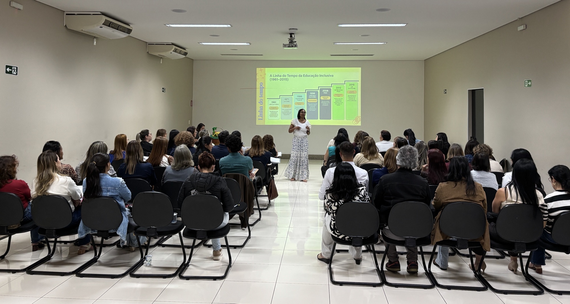 Secretaria Municipal de Educação promove formação com gestores para fortalecer a Educação Especial Inclusiva em João MonlevadeO encontro reuniu diretores e coordenadores pedagógicos para uma tarde de capacitação, trocas de experiências e debate sobre a inclusão de alunos com deficiência, TEA e Altas habilidades ou Superdotação.A Secretaria de Educação (SME) promoveu, nesta segunda-feira (14), o &nbsp;Encontro de Formação da Educação Especial Inclusiva voltado para gestores da Educação Infantil e do Ensino Fundamental da rede. O encontro teve como objetivo apresentar a Política Nacional de Educação Especial Inclusiva e os avanços da implementação na rede, ampliar a compreensão acerca das barreiras de acessibilidade e, por fim, discutir a importância do trabalho colaborativo entre professores regentes, professores do Atendimento Educacional Especializado (AEE), equipe gestora, profissionais de apoio e famílias.
